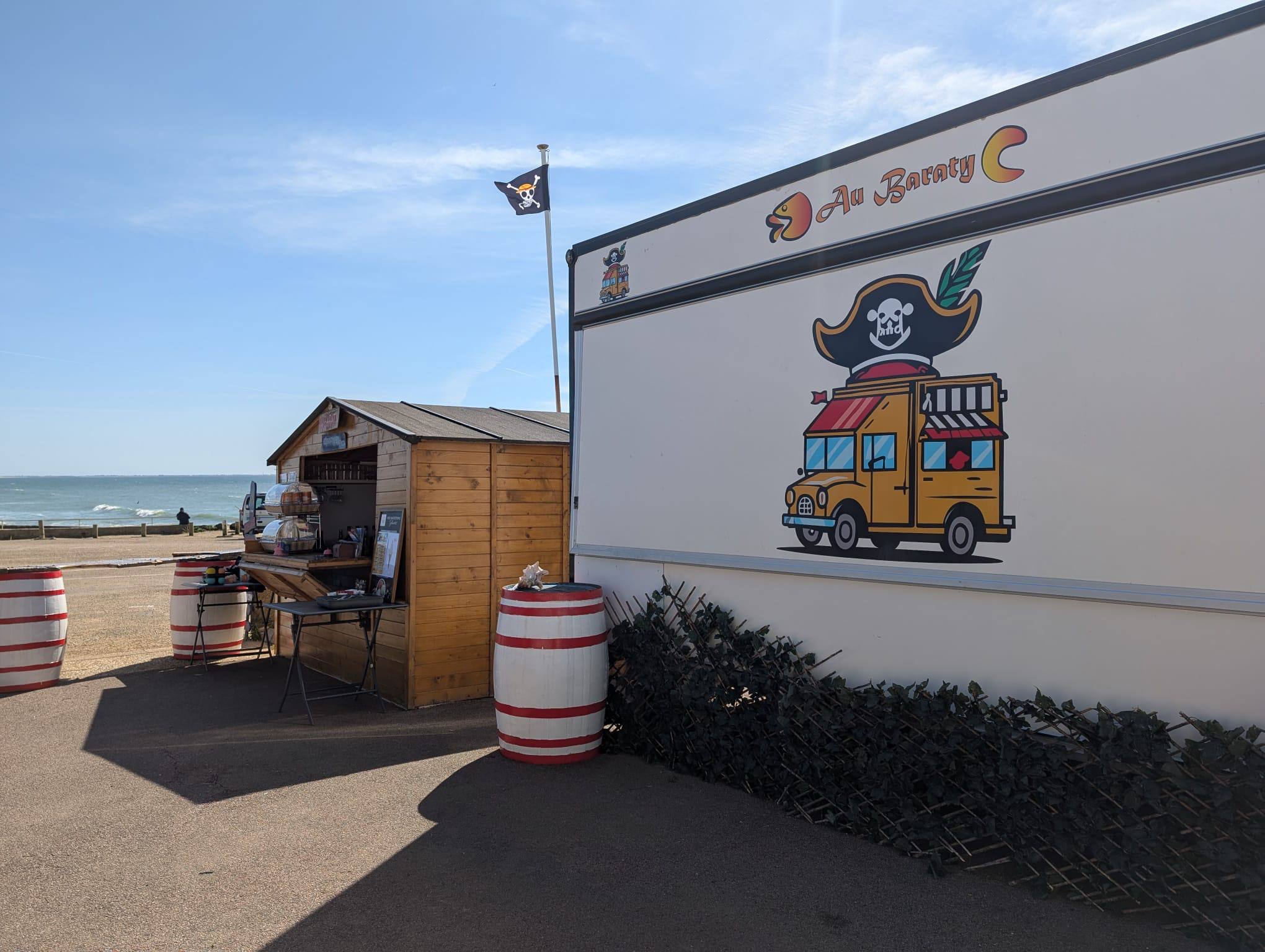 Au Baraty - facade et enseigne en bord de mer